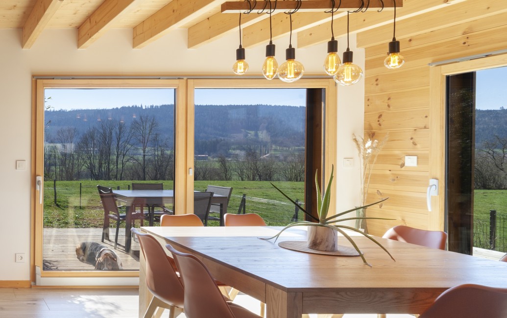 La lumière naturelle dans une maison bois, une fenêtre sur le bien-être