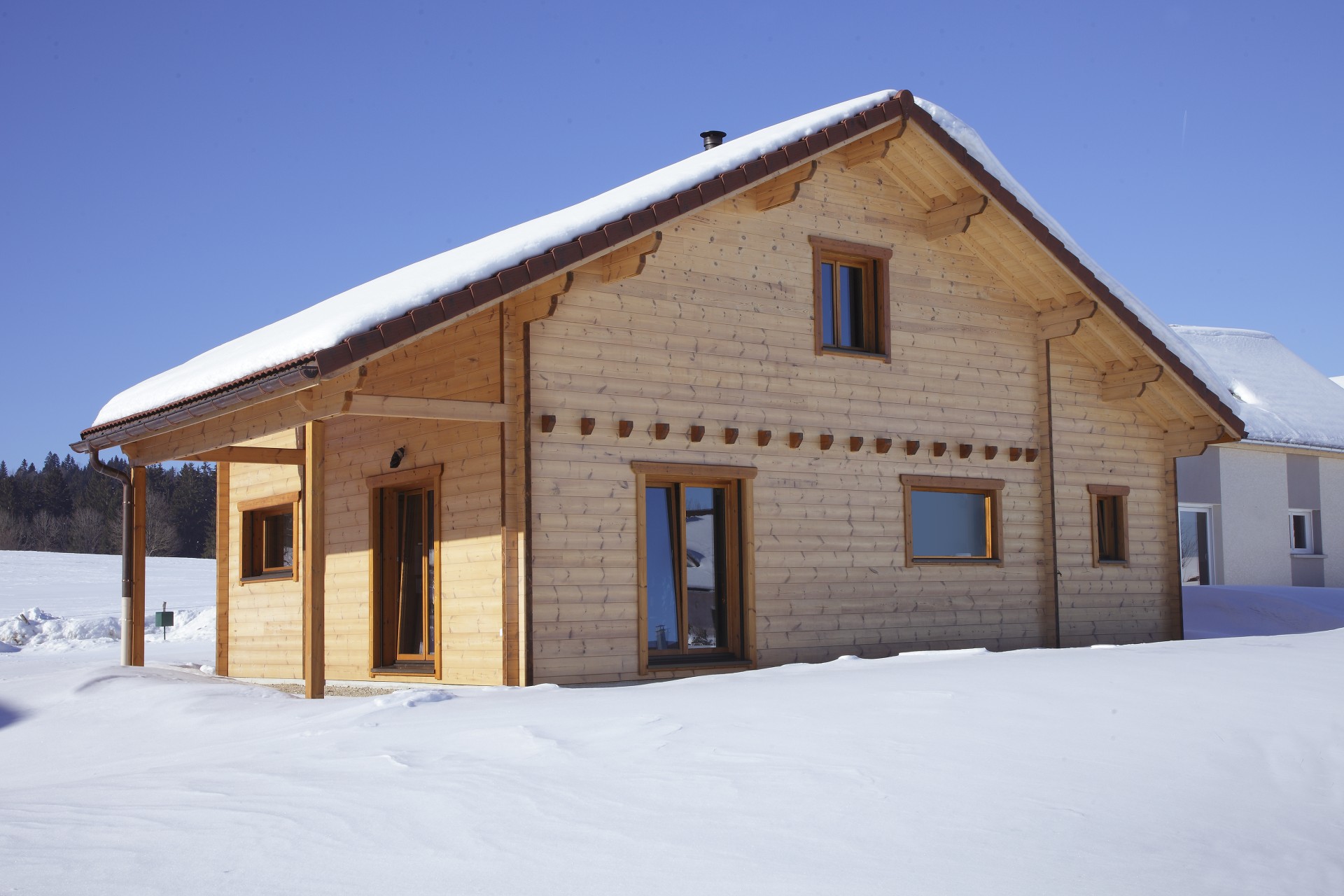 Chalet traditionnel en madriers sous la neige, une réalisation FinnEst — free download