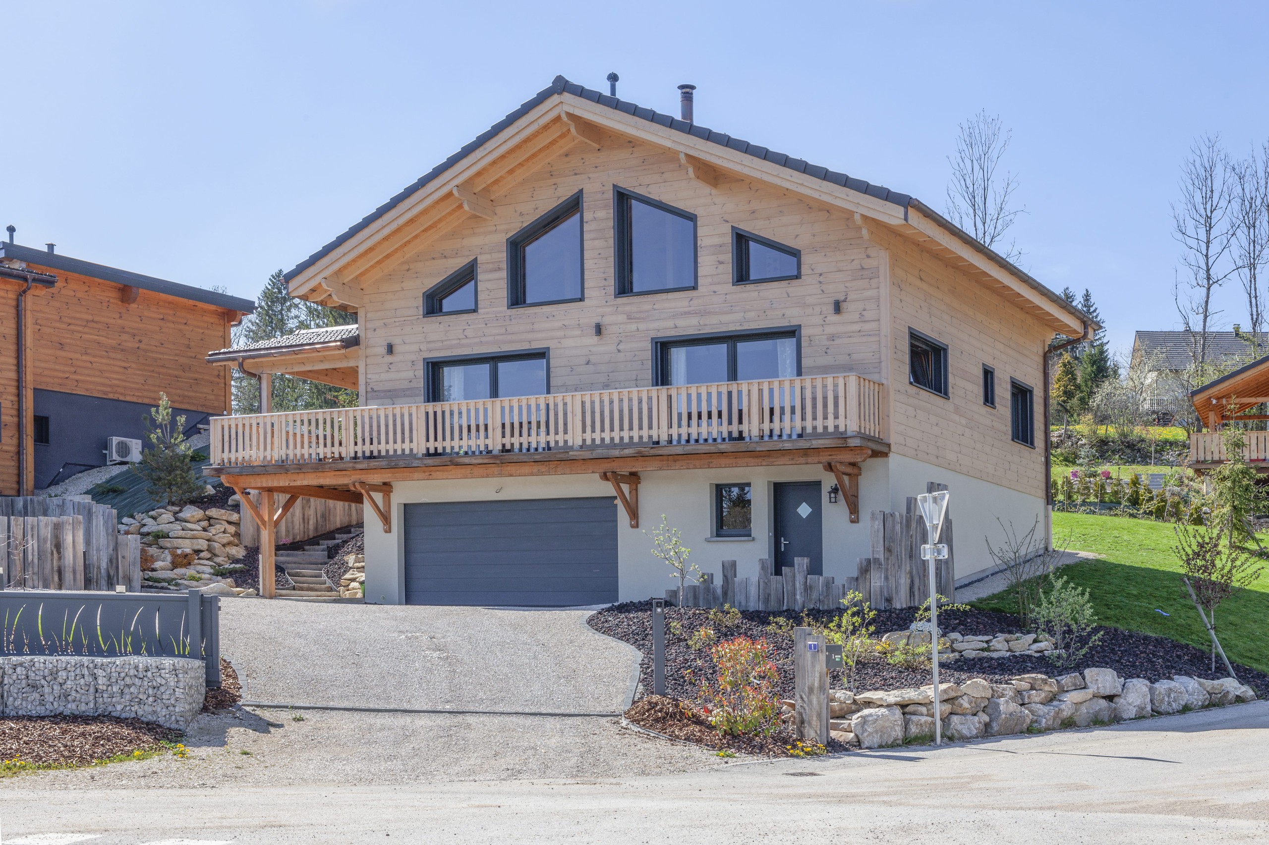 Chalet lumineux avec de grandes ouvertures