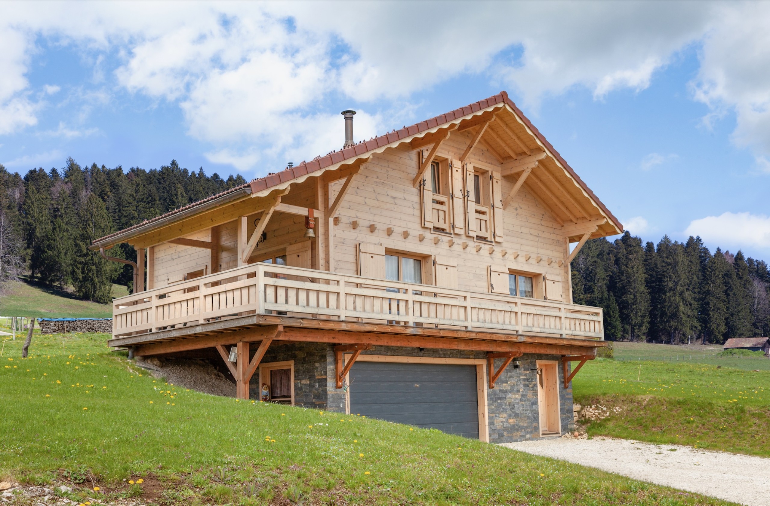 Mélange entre la modernité des pierres et le chalet traditionnel