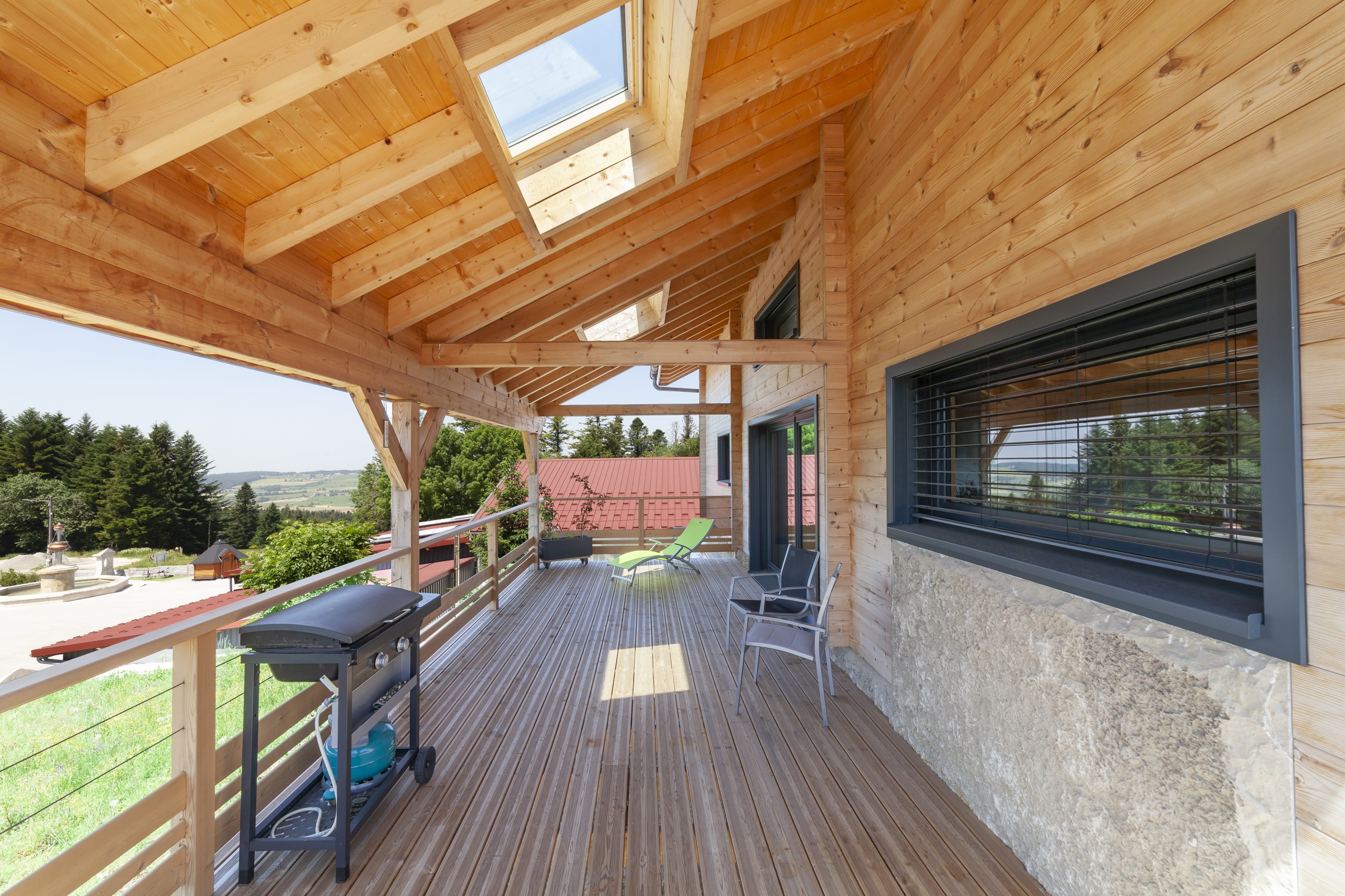 Chalet moderne avec terrasse bois abritée