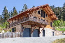 Grand chalet entre bois et pierres au Chauffaud