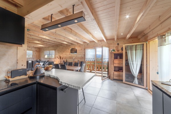 Mélange entre la modernité des pierres et le chalet traditionnel (Hautepierre-le-Châtelet)