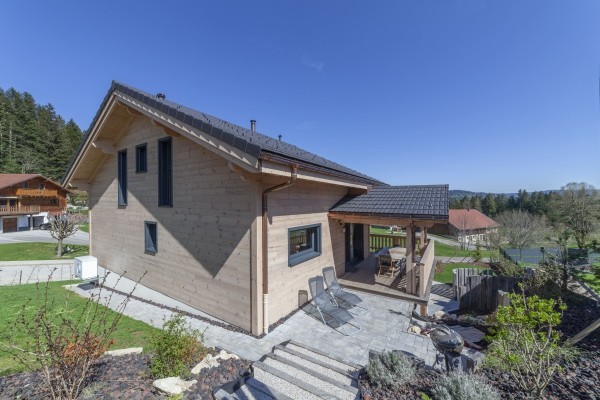 Chalet lumineux avec de grandes ouvertures (Villers-le-Lac)