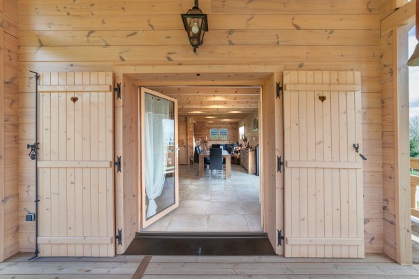 Mélange entre la modernité des pierres et le chalet traditionnel (Hautepierre-le-Châtelet)