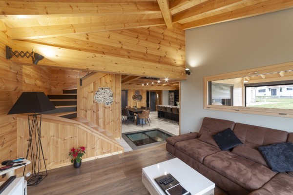 Maison contemporaine en madriers à 4 pans (Le Russey)