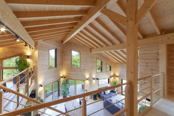 Maison en madrier lazuré contemporaine (Sand, France)