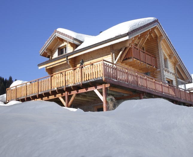 Chalet en madriers avec différents volumes (Les Hôpitaux-Vieux)