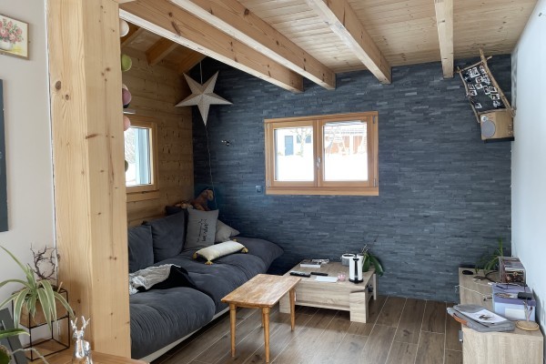 Chalet traditionnel en madriers dans un paysage enneigé de Franche-Comté (Lièvremont)