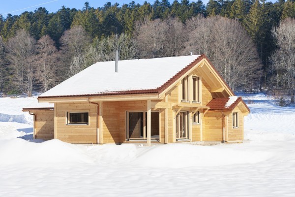 Chalet traditionnel en poteau-poutre sous la neige (Les Ellais, Ville-du-Pont)