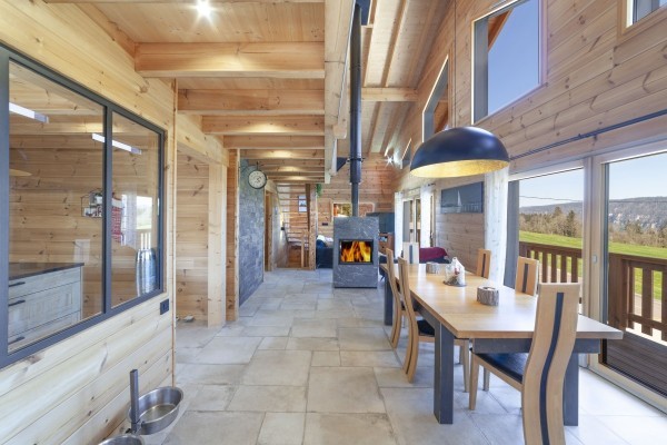 Chalet lumineux avec de grandes ouvertures (Villers-le-Lac)