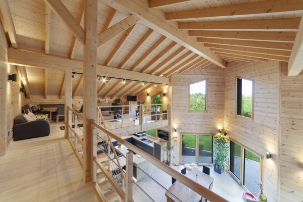 Maison en madrier lazuré contemporaine (Sand, France)