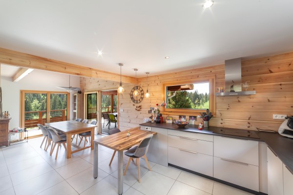 Grand chalet entre bois et pierres (Le Chauffaud)