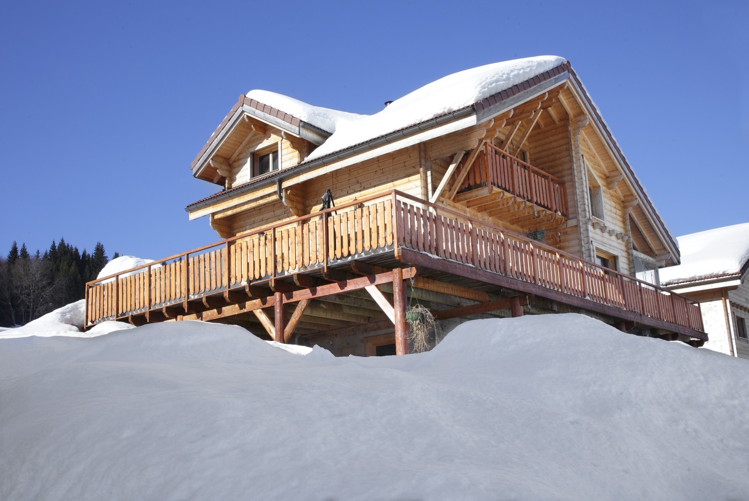 Chalet FinnEst en madriers bois divisée en 3 étages. — free download