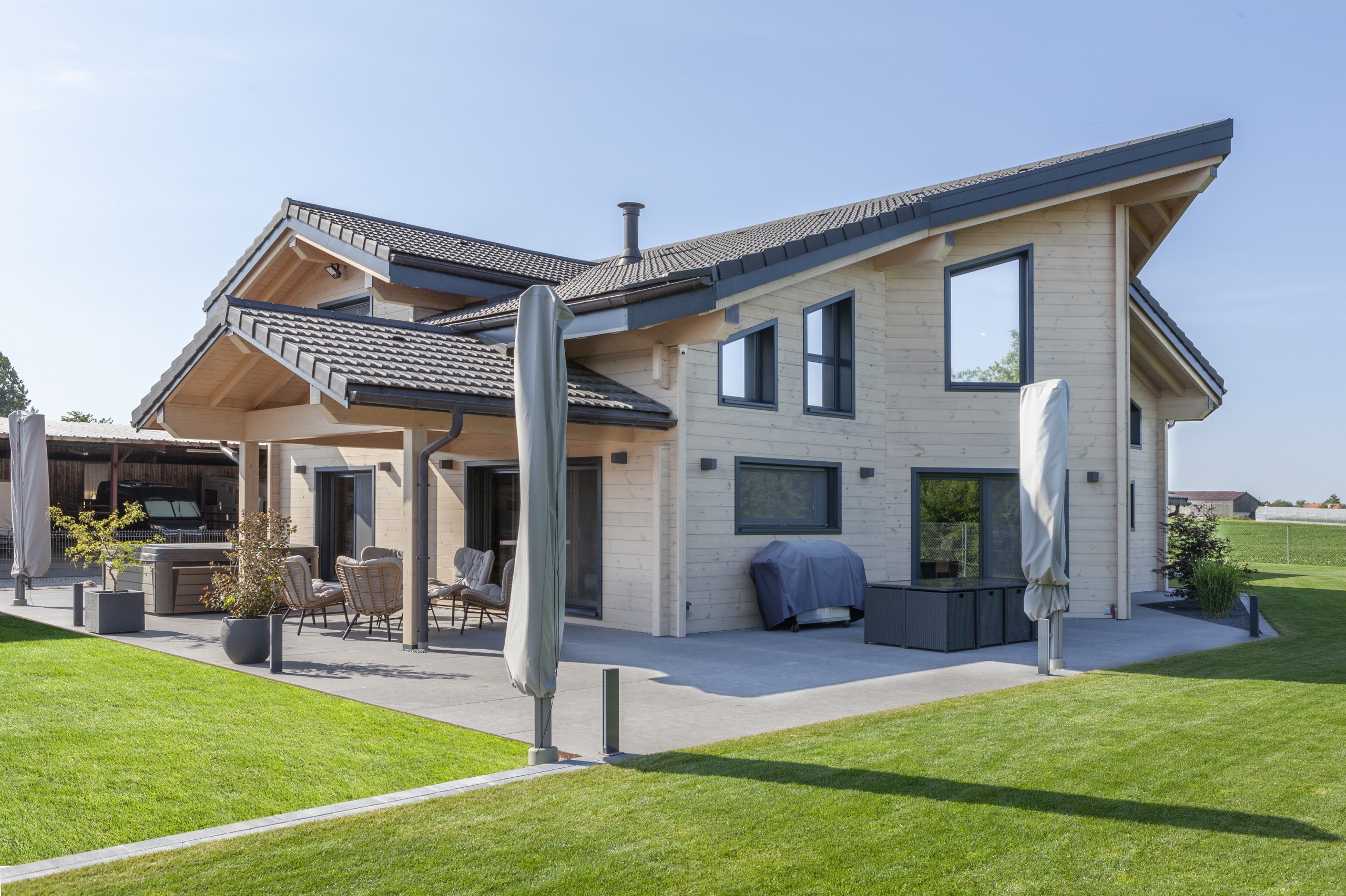 Maison en madrier lazuré contemporaine (Sand, France)