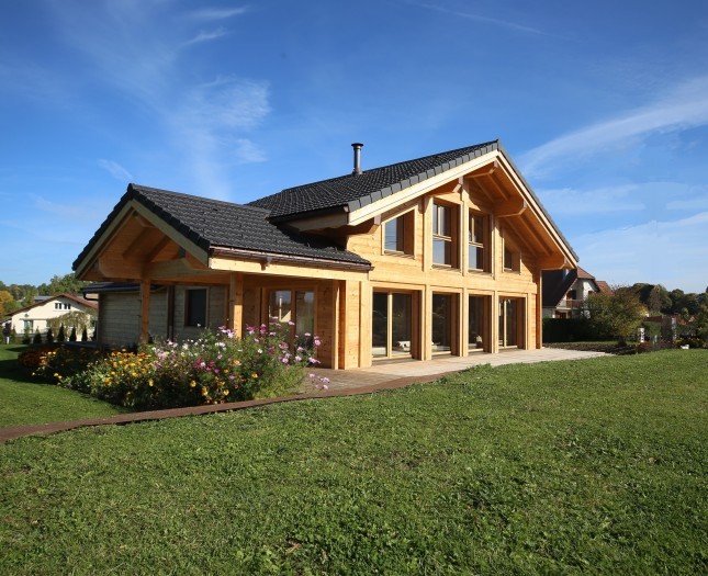 Chalet bois avec un intérieur chaleureux et moderne (Les Écorces)