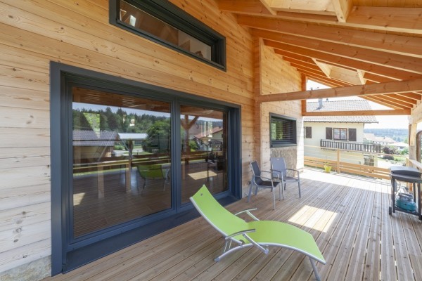 Chalet moderne avec terrasse bois abritée (Fournets-Luisans)