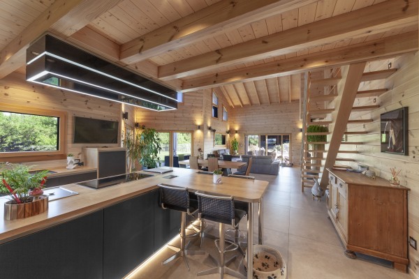 Maison en madrier lazuré contemporaine (Sand, France)