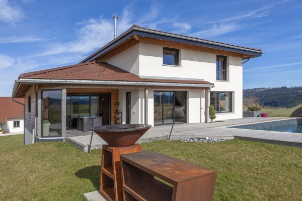 Maison contemporaine avec piscine (Orchamps-Vennes)
