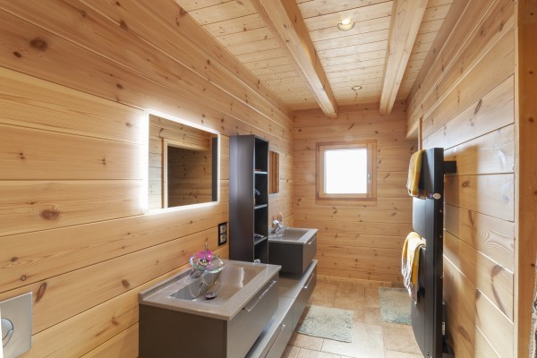 Maison en madrier lazuré contemporaine (Sand, France)