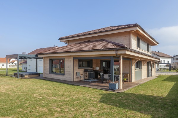 Maison contemporaine en madriers à 4 pans (Le Russey)