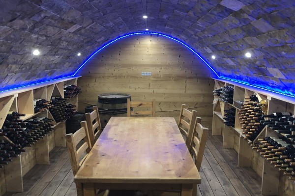 Chalet traditionnel en madriers dans un paysage enneigé de Franche-Comté (Lièvremont)