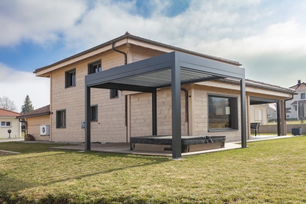 Maison contemporaine en madriers à 4 pans (Le Russey)