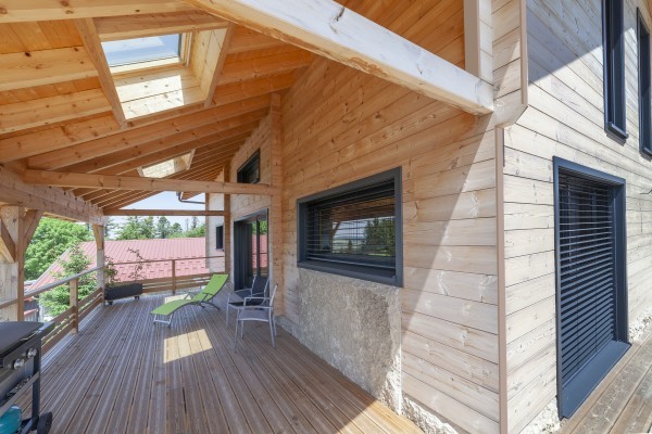 Chalet moderne avec terrasse bois abritée (Fournets-Luisans)