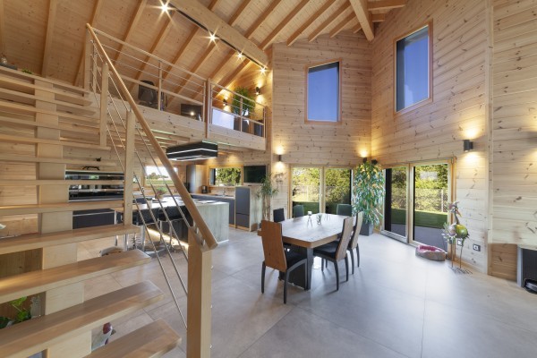 Maison en madrier lazuré contemporaine (Sand, France)