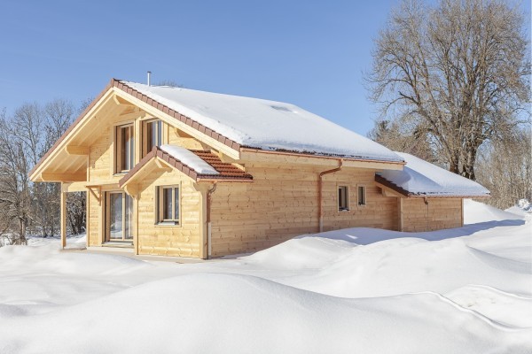 Chalet traditionnel en poteau-poutre sous la neige (Les Ellais, Ville-du-Pont)