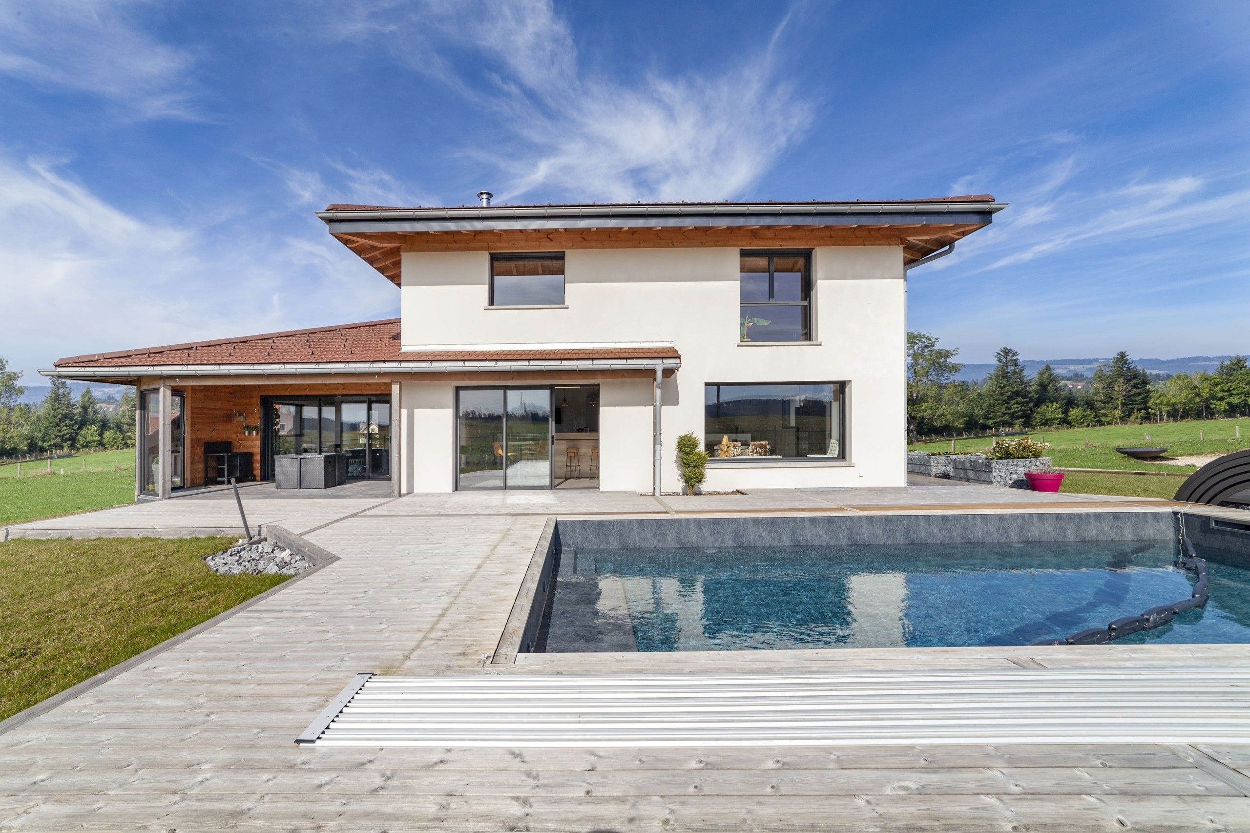 Maison contemporaine avec piscine (Orchamps-Vennes)