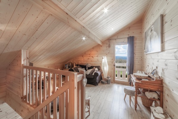 Mélange entre la modernité des pierres et le chalet traditionnel (Hautepierre-le-Châtelet)