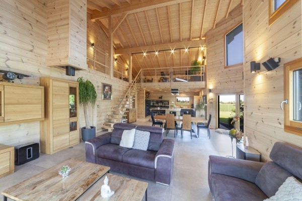 Maison en madrier lazuré contemporaine (Sand, France)