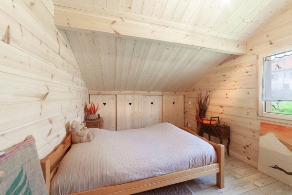 Mélange entre la modernité des pierres et le chalet traditionnel (Hautepierre-le-Châtelet)